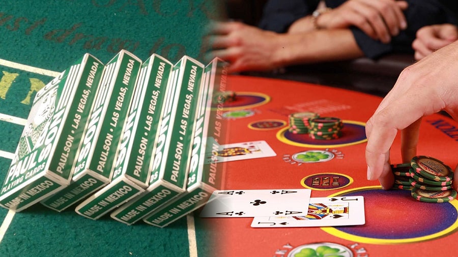 So sánh cách chia bài giữa Dealer cầm bài và cho vào khay trong game Blackjack