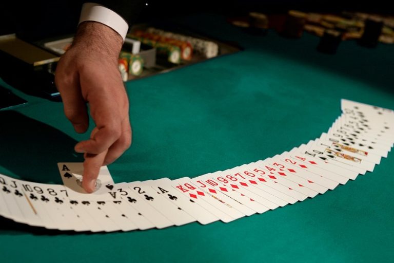 Thắng đối thủ trên bàn cược để kiếm được tiền bằng kinh nghiệm chơi Poker sau
