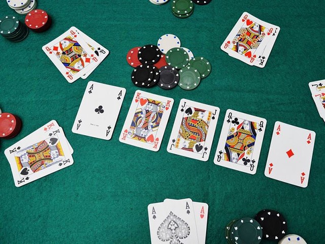 Khám phá về bí kíp giúp bạn chơi Poker tốt nhất để thắng đối thủ trên bàn cược